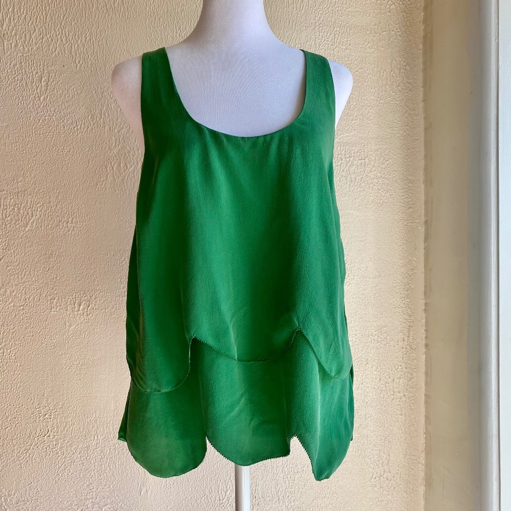 NWT Joie Shamrock green silk camisole with scalloped hem Size M